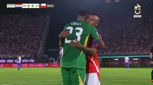 Felicitaciones de Vidal: el tapadón de Cortés para salvar a Chile del gol de Paraguay.
