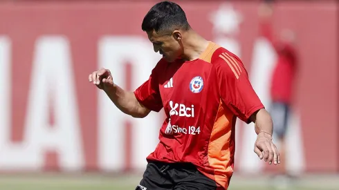 Alexis aparece entrenando como tuna en La Roja tras perderse Paraguay.
