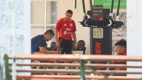 Alexis Sánchez se mantuvo haciendo ejercicios aparte de sus compañeros de la Roja.
