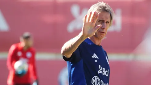 Ricardo Gareca insistió con Diego Valdés en la práctica matutina.
