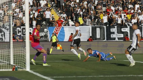 Sagredo explica la crisis de los goles del fútbol chileno en la televisión.
