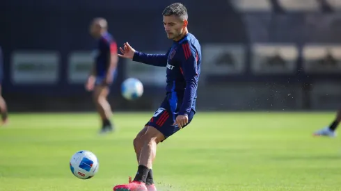 Charles Aránguiz entrenó esta jornada con la U en el CDA.
