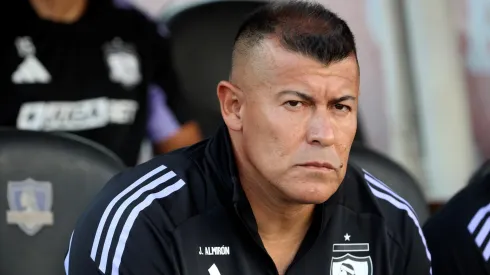 Jorge Almirón se quejó por murmullos de hinchas de Colo Colo.
