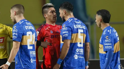 César Vaccia le pide menos revoluciones a Leandro Fernández.
