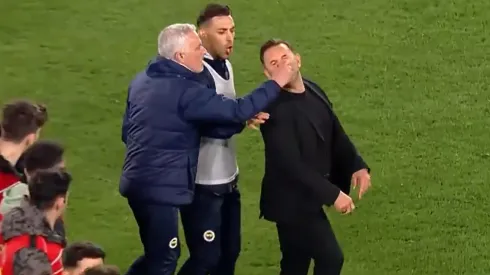 Agresión de Mou a DT rival en Turquía.
