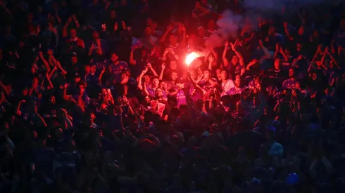 Hinchas de la U no hicieron caso a llamado de Conmebol por uso de bengalas.
