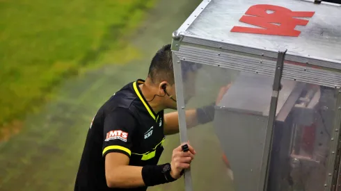Los árbitros y jugadores tienen prohibido apostar. 
