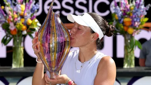 Jessica Pegula posa con el trofeo del Abierto de Charleston 2025.
