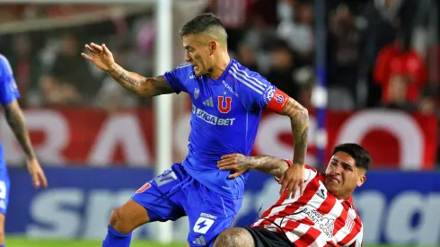 Charles Aránguiz terminó con dolores en su tobillo tras un golpe.
