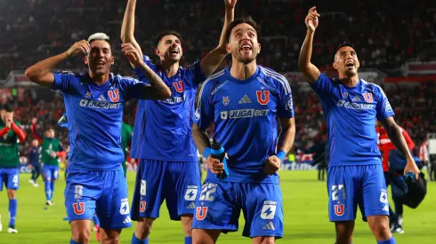 Los festejos azules tras derrotar a Estudiantes: Colo Colo a la vista.
