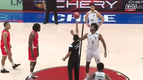 En el encuentro de basquetbol los jugadores del albo rindieron un homenaje. 
