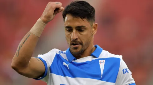 Histórico de la UC se lanza contra jugador. 
