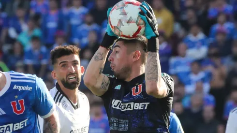 Castellón aplaude a los jugadores de Colo Colo.
