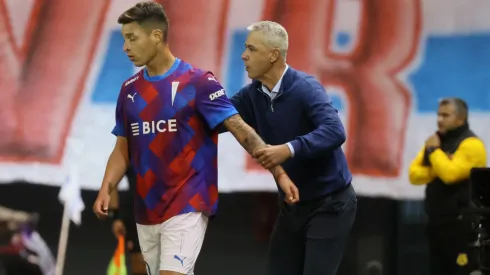 Alfred Canales pasa de "cortado" por Tiago Nunes a titular en Católica.
