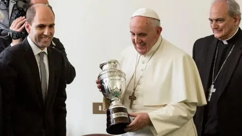Jadue le regaló la Copa América al Papa Francisco el 2015
