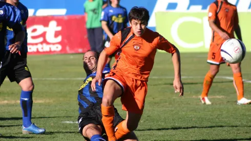 Alexis Sánchez en Cobreloa el 10 de junio de 2006, cuando le anotó dos goles a Huachipato. Escapa del Chiqui Chavarría en la imagen. 
