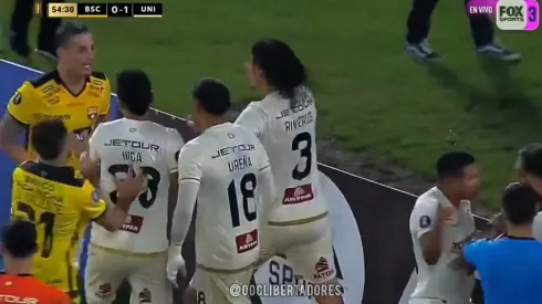 Rodrigo Ureña y Octavio Rivero en una pelea digna de Copa Libertadores.
