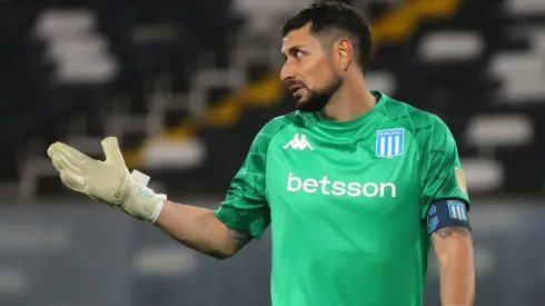 Gabriel Arias mostró una extraña actitud en el Estadio Monumental.
