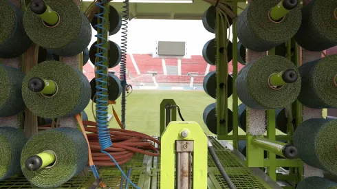 El Estadio Nacional comienza a tener cancha híbrida.
