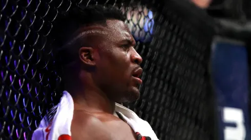 Francis Ngannou mira entre asaltos contra Stipe Miocic durante UFC 220 el 20 de enero (Getty Images).
