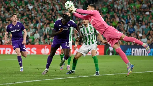 El arquero Fran Vieites, clave en triunfo de Betis en Conference League.
