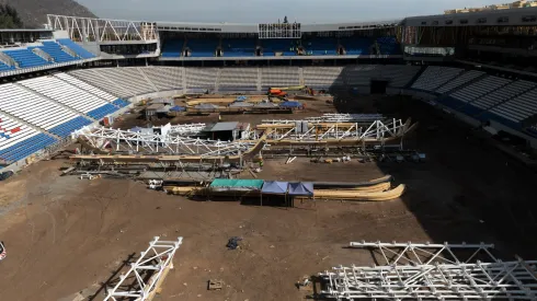 Construcción del Claro Arena entra en tierra derecha.
