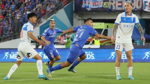Tomás Asta-Buruaga involucrado en gol de la U ante la UC.
