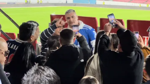 Cristóbal Campos con los hinchas de Universidad de Chile en el Clásico Universitario.
