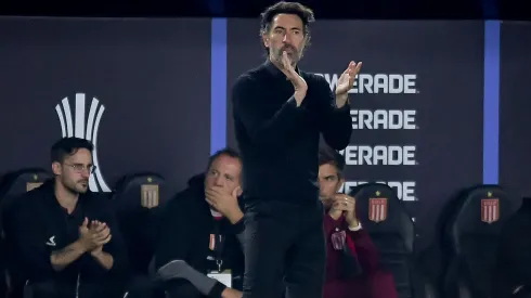 Eduardo Domínguez, DT de Estudiantes, se juega el puesto ante la U.
