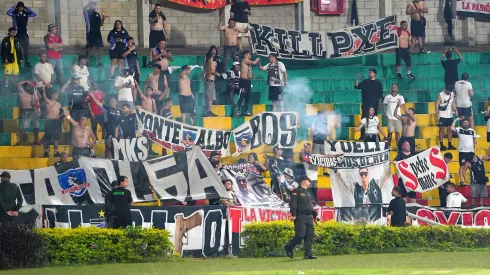 Caamaño califica de mandriles a barristas de Colo Colo que tienen un caos en Brasil.
