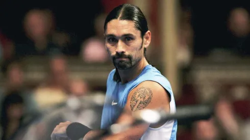 Marcelo Ríos lanza su raqueta durante su partido de semifinales contra Paul Haarhuis durante The BlackRock Masters en 2006.
