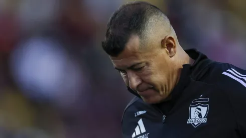 Jorge Almirón está siendo duramente criticado en la banca de Colo Colo.
