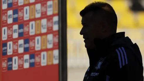 Jorge Almirón tambalea en la banca de Colo Colo.
