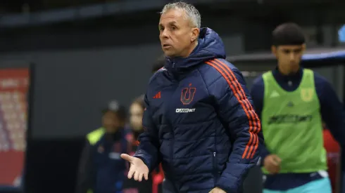 Gustavo Álvarez es regaloneado en U de Chile.
