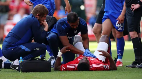 Taiwo Awoniyi recibe atención médica durante el partido entre el Nottingham Forest y el Leicester City.

