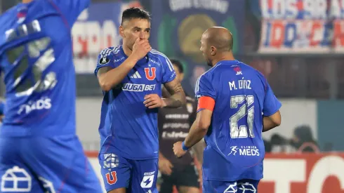 Charles Aránguiz priorizó a los hinchas de la U en el Nacional.
