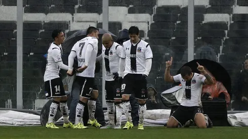 Emiliano Vecchio celebrando un gol durante su paso por Colo Colo.
