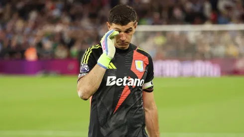 Dibu Martínez llora tras la victoria del Aston Villa.
