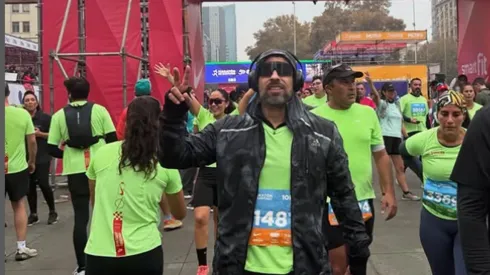 El exjugador nacional Jorge Valdivia en la Maratón de Santiago.
