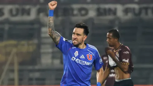 Matías Zaldivia celebra el aniversario de la U como un hincha mas.
