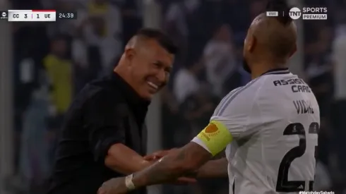 Arturo Vidal celebró su gol con un abrazo con Jorge Almirón en Colo Colo.
