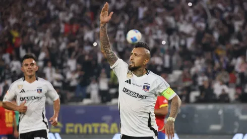 Vidal y su particular momento con la hinchada.
