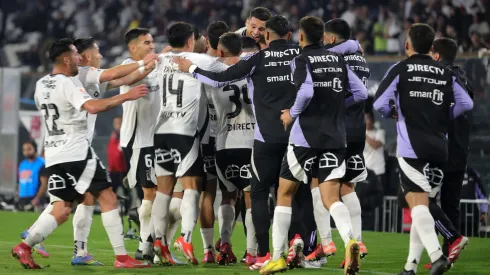 La emotiva celebración con el DT.
