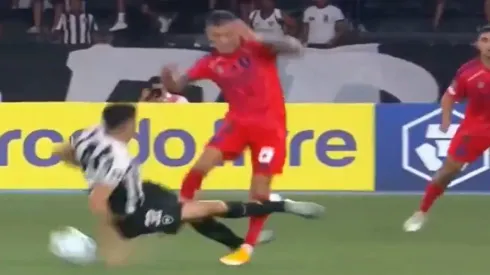 La dura patada que pegó  el jugador de Botafogo Jair Cunha contra Charles

