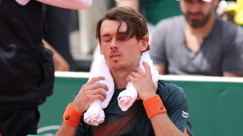 Álex de Miñaur se sienta en su banco en Roland Garros 2025.
