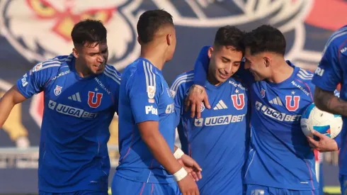 Los jugadores de la U alientan a un emocionado Assadi.
