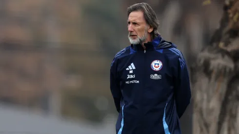 Ricardo Gareca juega con Loyola, otra vez, de lateral en la Roja.
