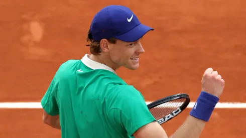 Jannik Sinner celebra su paso a la semifinal de Roland Garros.

