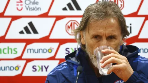 Ricardo Gareca reza por varios milagros.
