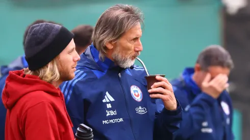 Pato Yáñez hace bolsa a Gareca por el mate en Juan Pinto Durán.
